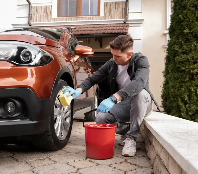 Lavage auto à domicile Tillay-le-Péneux : professionnel intervenant sur un véhicule